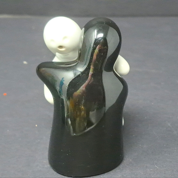 Hugging Ghost Black And White Salt And Pepper Shakers - Picture 4 of 6